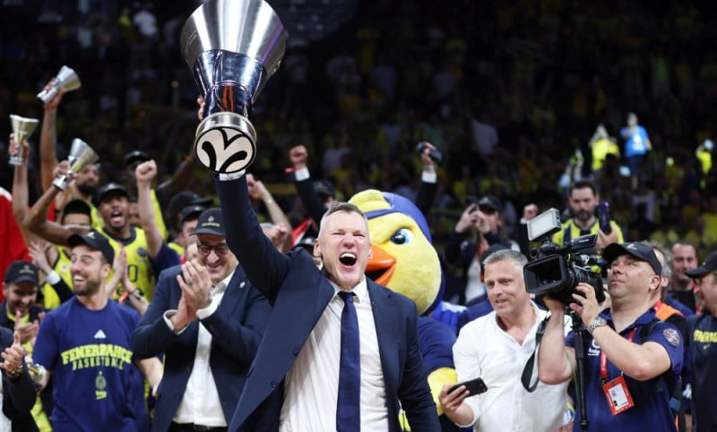 O Σαρούνας Γιασικεβίτσιους με την κούπα της Euroleague