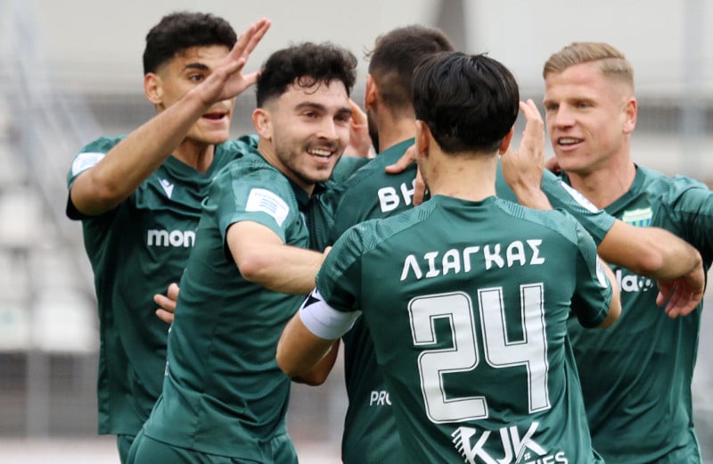 Ο Ιωάννης Κωστή πανηγυρίζει με συμπαίκτες του στον Λεβαδειακό