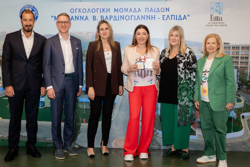 Η Έλενα Παπαρίζου στο πλευρό των παιδιών της ΕΛΠΙΔΑΣ