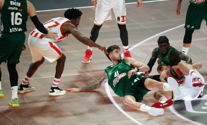 Φάση από ματς Παναθηναϊκός - Ολυμπιακός στη Euroleague