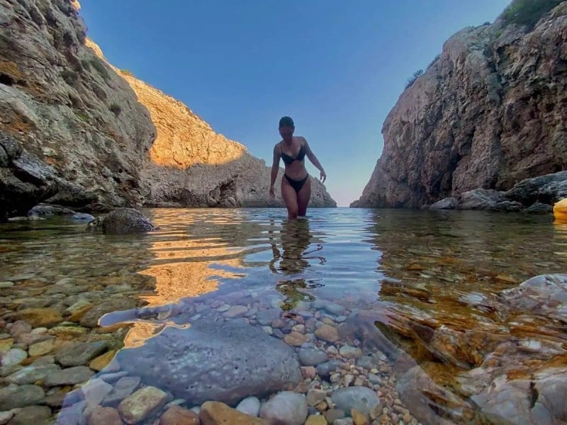 Εντυπωσιακή η Klavdia χωρίς γυαλιά και με μαγιό σε αρετουσάριστες ΦΩΤΟ!