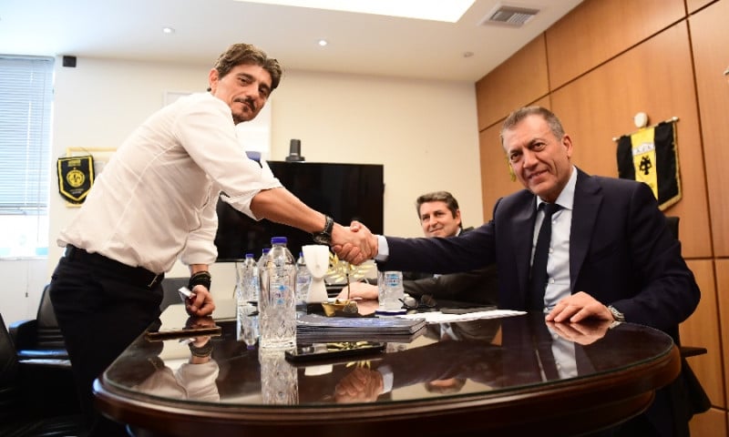 Απίστευτο σκηνικό με Βρούτση! Λάβαρο της ΑΕΚ μπροστά στον Γιαννακκόπουλο