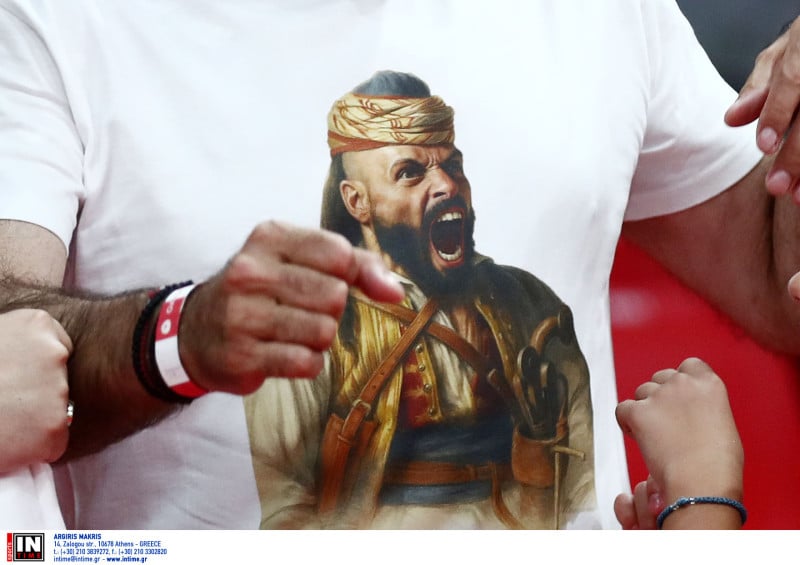 Ελληνικές σημαίες, φουστανέλες και ο Φουρνιέ... Κολοκοτρώνης στο ΣΕΦ (ΦΩΤΟ)