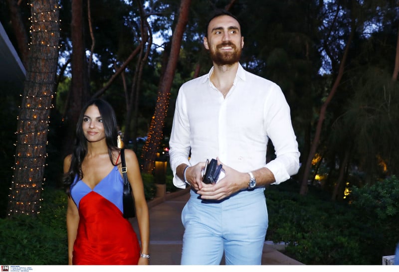 Εντυπωσίασε στο δείπνο του Ολυμπιακού η σύντροφος του Μιλουτίνοφ (ΦΩΤΟ)
