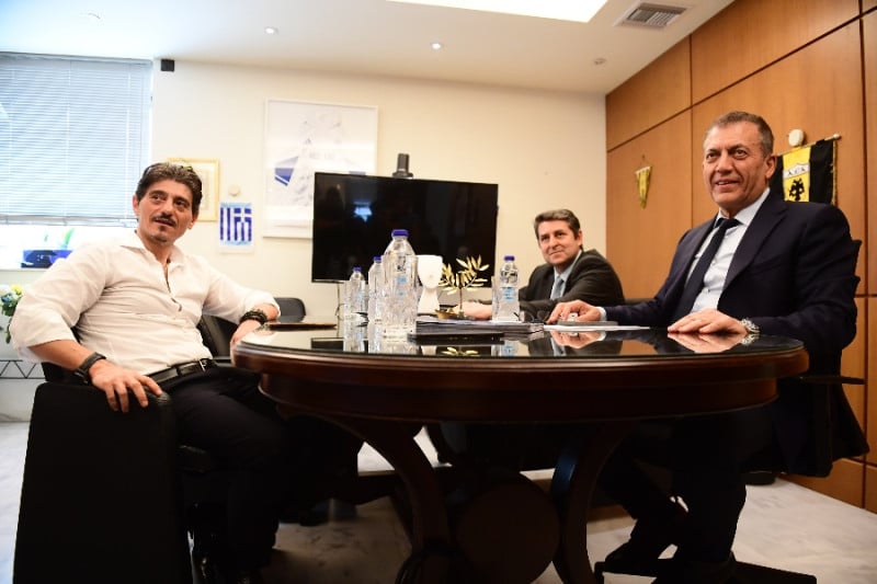 Απίστευτο σκηνικό με Βρούτση! Λάβαρο της ΑΕΚ μπροστά στον Γιαννακκόπουλο