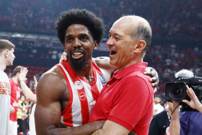 Δίπλα στον Ολυμπιακό ο Γ. Αγγελόπουλος - Παρών στο ματς με Βιλερμπάν