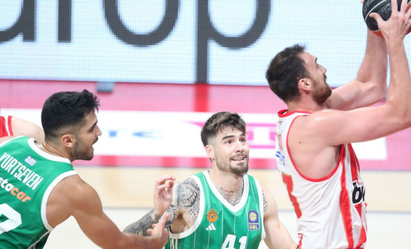 Φάση από ματς Ολυμπιακός - Παναθηναϊκός για την Βasket League