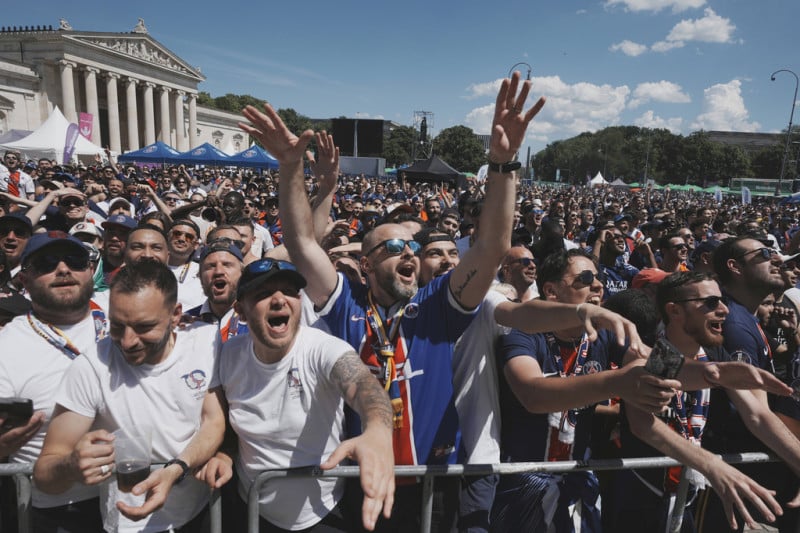 Παράνοια για τους Πρωταθλητές! Απίστευτες εικόνες στην παρέλαση της Παρί