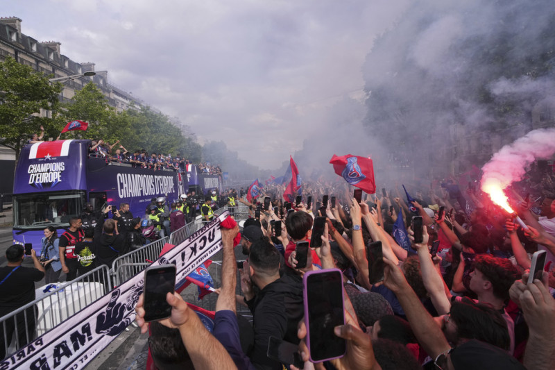 Παράνοια για τους Πρωταθλητές! Απίστευτες εικόνες στην παρέλαση της Παρί