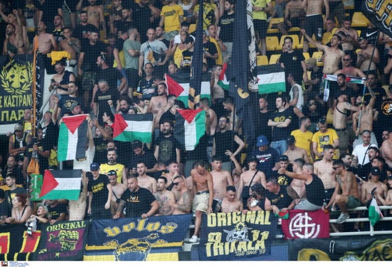 Με σημαίες της Παλαιστίνης οι οπαδοί της ΑΕΚ -Αποδοκιμάστηκαν οι Ισραηλινοί