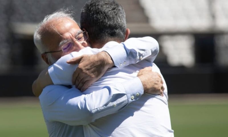 Λουτσέσκου και Σαββίδης αγκαλιάζονται