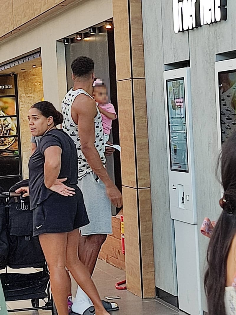 Στο Mall οικογενειακώς ο Γιάννης Αντετοκούνμπο - Όλοι έτρεξαν για μία ΦΩΤΟ!