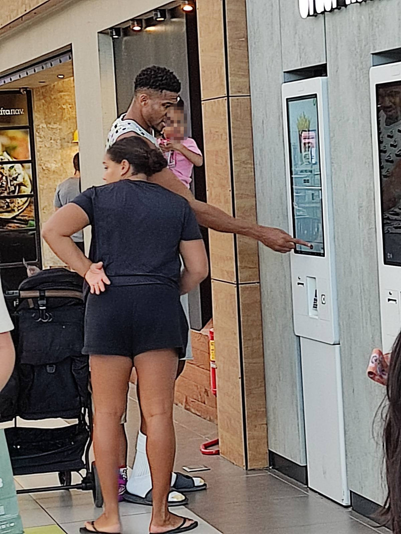 Στο Mall οικογενειακώς ο Γιάννης Αντετοκούνμπο - Όλοι έτρεξαν για μία ΦΩΤΟ!