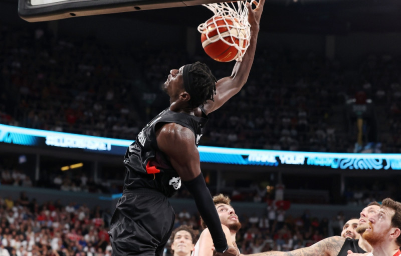 Του πήρε την μπουκιά από το στόμα ο Μπόνγκα (ΒΙΝΤΕΟ)