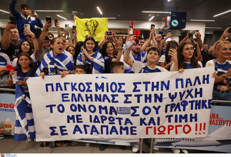 Στην Ελλάδα ο Κουγιουμτσίδης: Χαμός στην υποδοχή του παγκόσμιου πρωταθλητή 