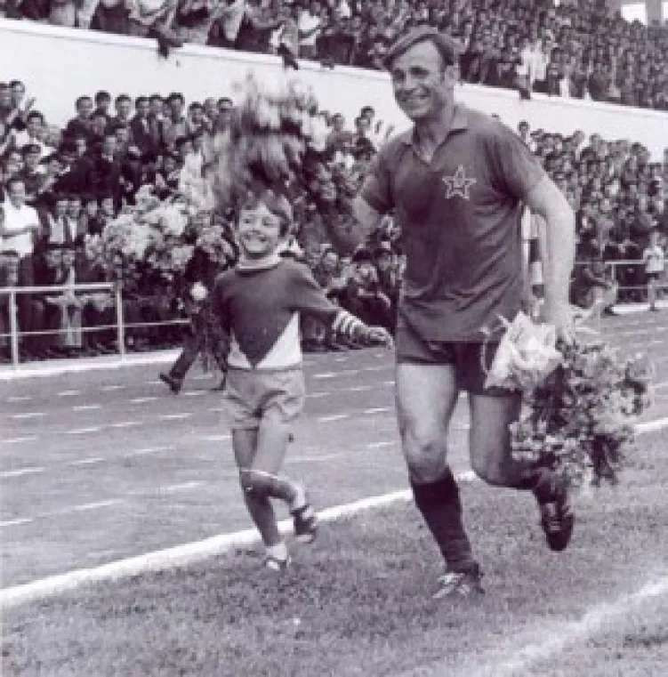 Ο "Πελέ" της Αλβανίας ήταν Έλληνας! Θρυλικός σκόρερ - Τον βράβευσε η UEFA 