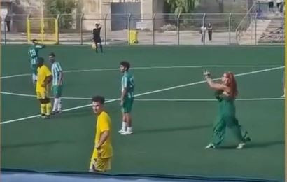 Σάλος! Πληθωρική αντιπρόεδρος ομάδας δείχνει το μεσαίο δάχτυλο σε διαιτητή