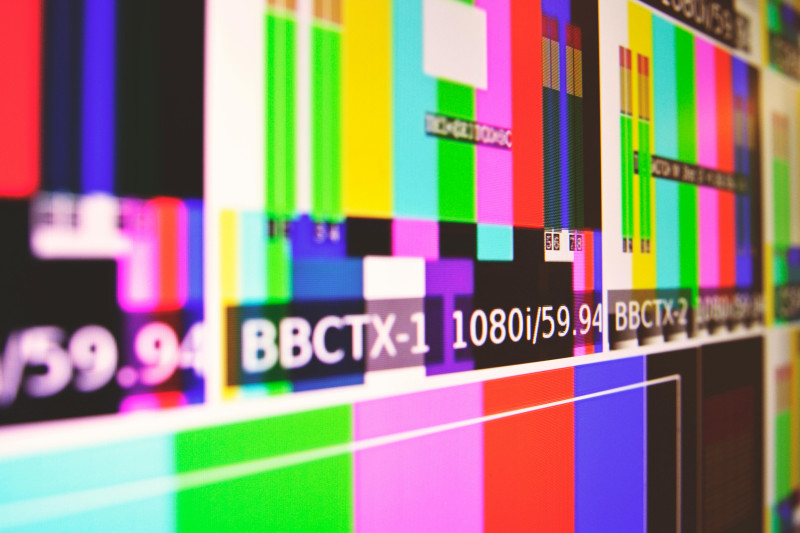 Βλέπεις παράνομα TV; «Καμπάνα»-πρόστιμο 3.000 ευρώ, συλλήψεις και αυτόφωρο