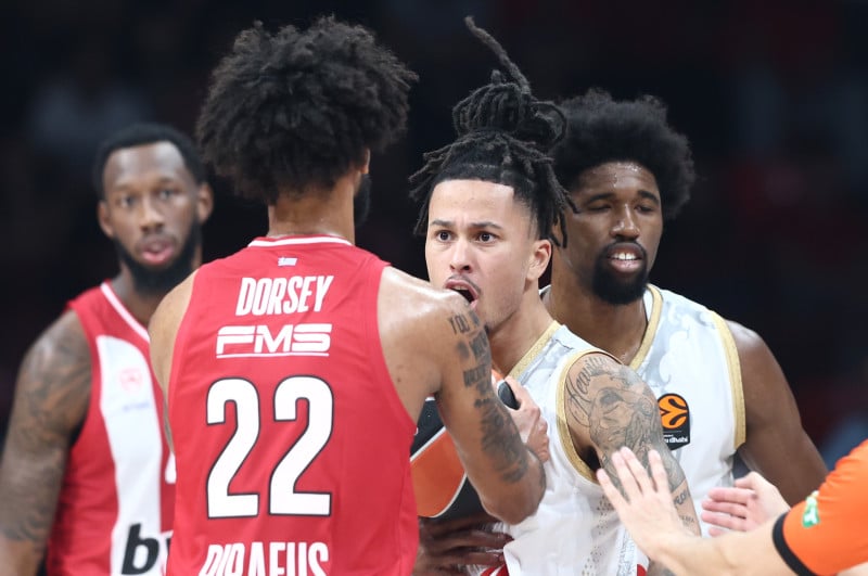 Ανάγκασαν τον Μπαρτζώκα να μπει μέσα στο γήπεδο - Τρελάθηκε με… Ολυμπιακό!