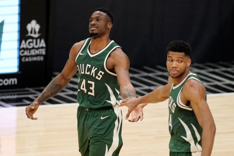 Aσταμάτητος ο Γιάννης Αντετοκούνμπο κόντρα στους Χόρνετς - Double double