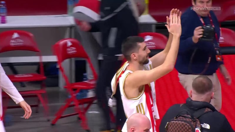 Standing ovation για τον Ντόμπριτς - Έφτασε τις 500 συμμετοχές (ΒΙΝΤΕΟ)