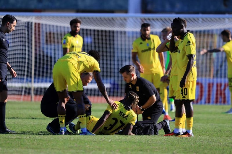 Σοκ με βασικό του Άρη - Αποχώρησε τραυματίας με δάκρυα στα μάτια