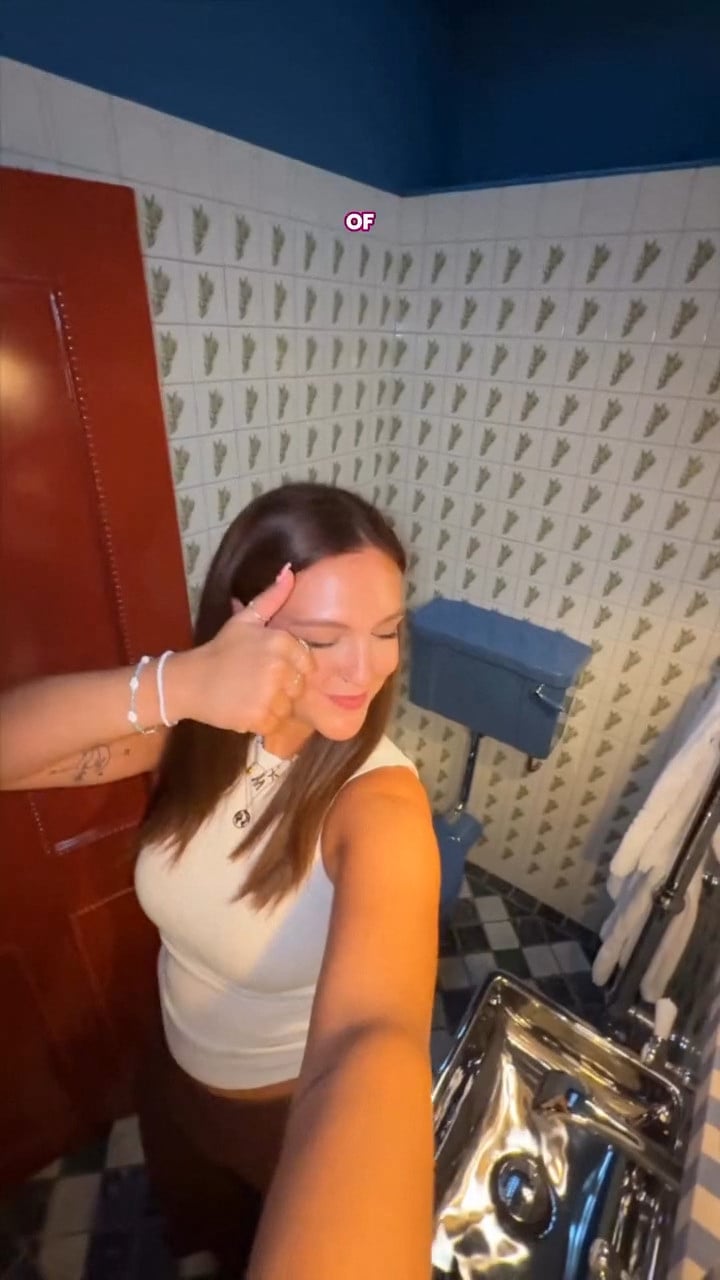 Influencer πλήρωσε για να μείνει μία νύχτα σε δημόσια τουαλέτα - Δείτε ΦΩΤΟ