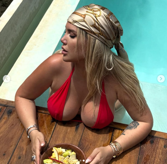 Τρέλανε τον φακό με το αβυσσαλέο ντεκολτέ της η Γουάντα Νάρα! (ΦΩΤΟ)