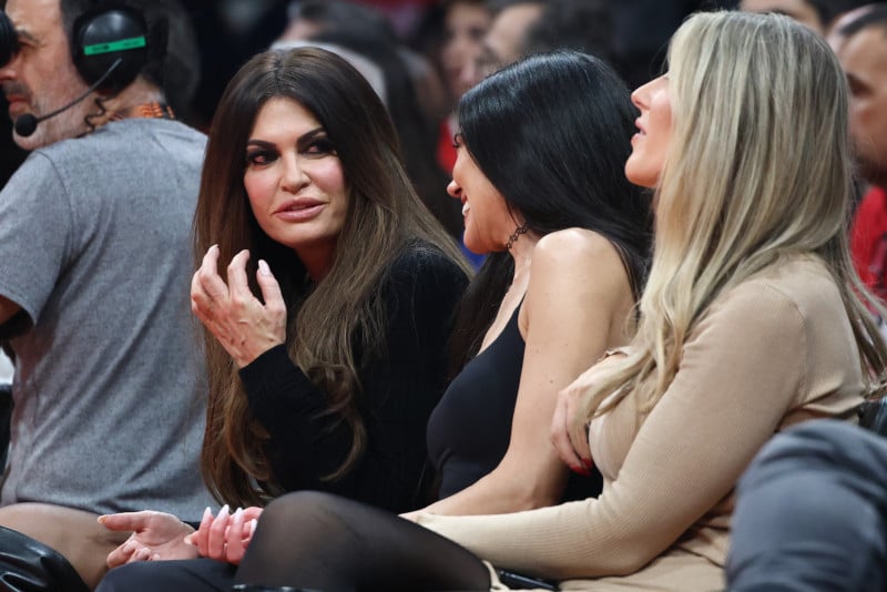 Στο ΣΕΦ με σούπερ μίνι η Κίμπερλι - Ποιον παίκτη Ολυμπιακού αποθέωσε! (Vid)