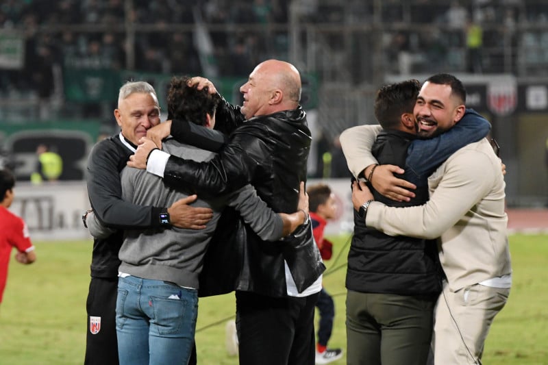 Ο Αχιλλέας Μπέος πανηγυρίζει μαζί με τον Χουάν Φεράντο