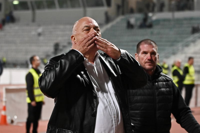 Ο Αχιλλέας Μπέος στέλνει φιλάκια σε οπαδούς του Παναθηναϊκού