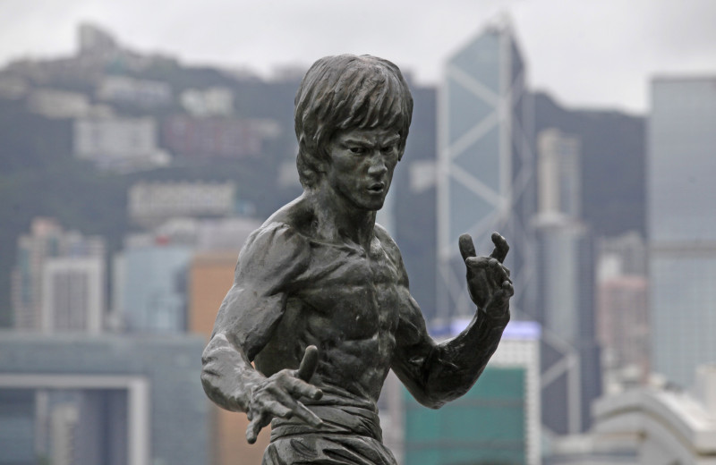 Μπρους Λι: Ο θρύλος που πέθανε γιατί δεν ήθελε να ιδρώνει (ΒΙΝΤΕΟ)