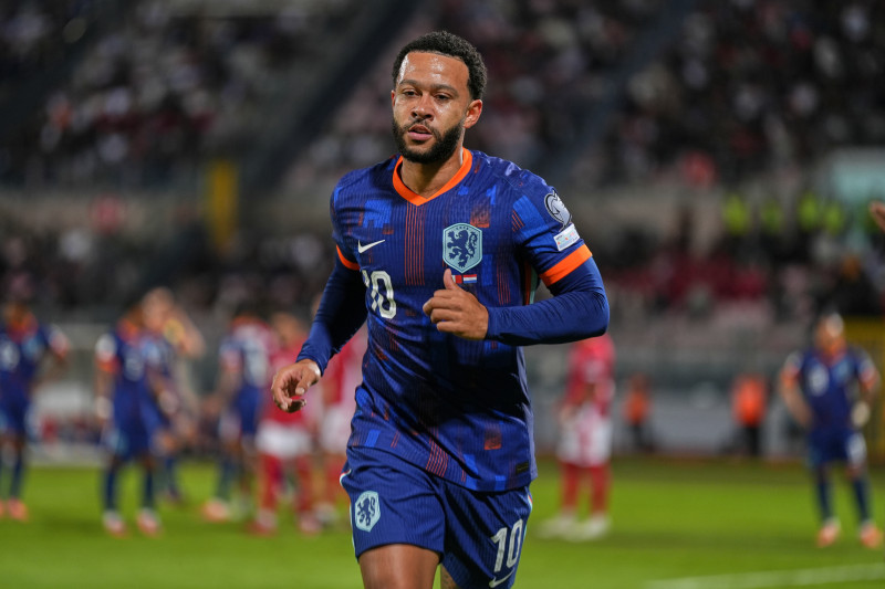 Αδιανόητο στιγμιότυπο με Ντεπάι! Έπαιζε με το κινητό του στον πάγκο (Vid)