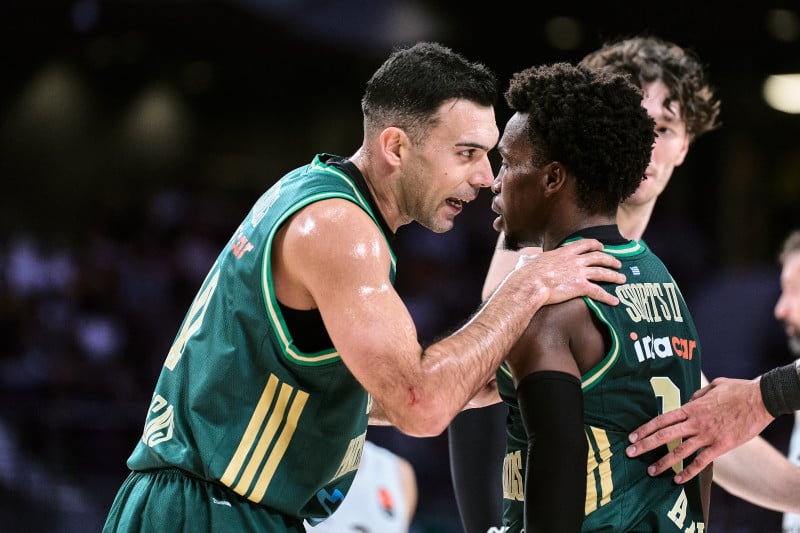 Αγκαλιά Παναθηναϊκός & Ολυμπιακός - Η βαθμολογία της Euroleague