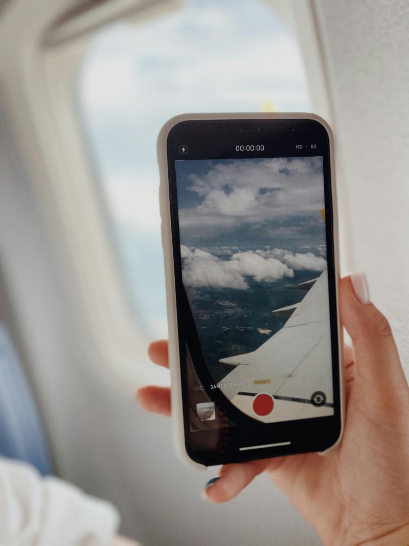 Ο πραγματικός λόγος που κλείνουν τα κινητά στο αεροπλάνο - Μεγάλος μύθος!