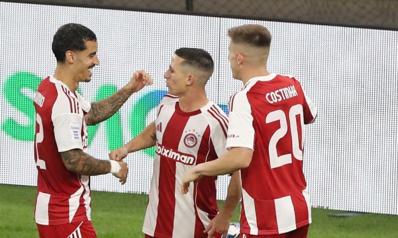 Ποντένσε, Κοστίνια και Τσικίνιο πανηγυρίζουν γκολ του Ολυμπιακού