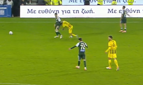 Έπιασε τα γεννητικά όργανα αντιπάλου και δεν πήρε κόκκινη ο Πινέδα (ΦΩΤΟ)