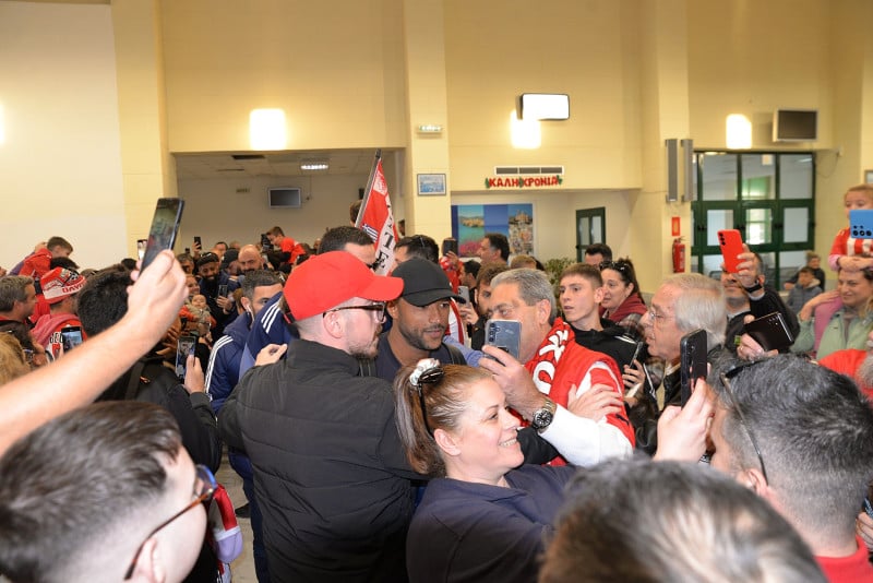 Ολυμπιακός: Θερμή υποδοχή και ενθουσιασμός στην Σύρο (pics)