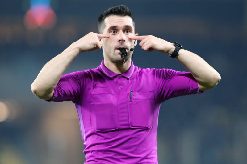 Βδέλλα η ΑΕΚ σε ΠΑΟΚ-Ολυμπιακό, ξεπερνά κάθε εμπόδιο - Διαιτητική εφεύρεση!