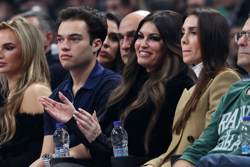 Ξεσήκωσε το ΣΕΦ με σούπερ μίνι ο… ξανθός άγγελος της Κίμπερλι και Τραμπ!