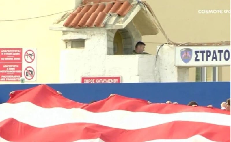 Στρατιώτης… θεατής από τη σκοπιά! Το ιδιαίτερο στιγμιότυπο στη Σύρο (Vid)