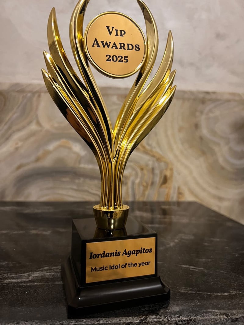 Ο Έλληνας τραγουδιστής που «σαρώνει» τα βραβεία στο εξωτερικό!