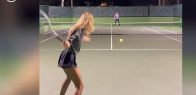 Παίζει τένις με τακούνια και… τρελαίνει το διαδίκτυο (ΒΙΝΤΕΟ)