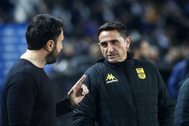 Στα αποδυτήρια του Άρη ο Καρυπίδης - Συνομιλία με Χιμένεθ & παίκτες 