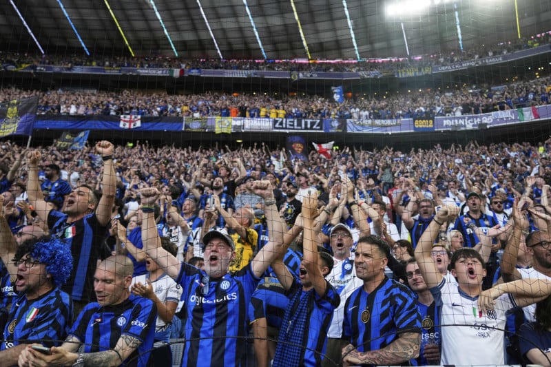 Χάος πριν το Τζένοα - Ίντερ - Σοβαρά επεισόδια - Πυρπολήθηκαν αυτοκίνητα