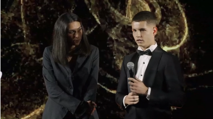 «Golden Boy» ο Μουζακίτης - Το... σήκωσε αποθεώνοντας τον Ολυμπιακό!