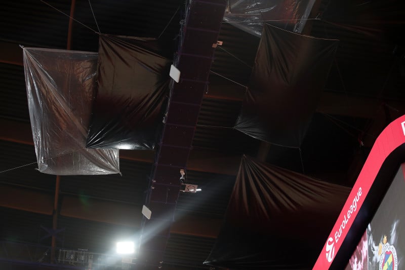 Η Φενέρ για την αναβολή με τον Ολυμπιακό: «Διαρροή νερού στο γήπεδο»