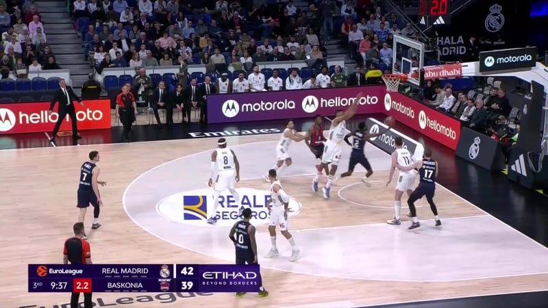 Φοβερή προσποίηση και καλάθι του Κόμπι Σίμονς (ΒΙΝΤΕΟ)