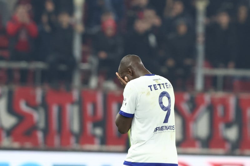 Αποχώρησε δακρυσμένος από το ματς ο Τεττέη! (ΦΩΤΟ)