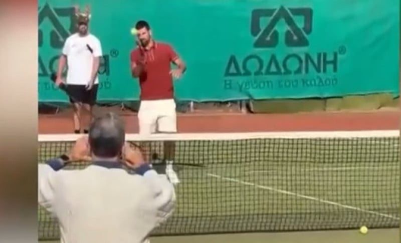 Ο Τζόκοβιτς παίζει με... τηγάνι αντί ρακέτας στο Καβούρι (ΒΙΝΤΕΟ)